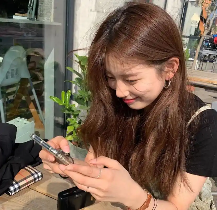 2021年流行发色太显白,短发亚麻金棕好洋气,栗棕色长发变女神!