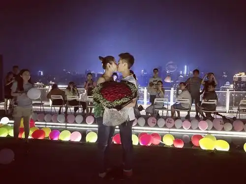 求婚单膝跪哪只腿 求婚哪个腿单膝跪地