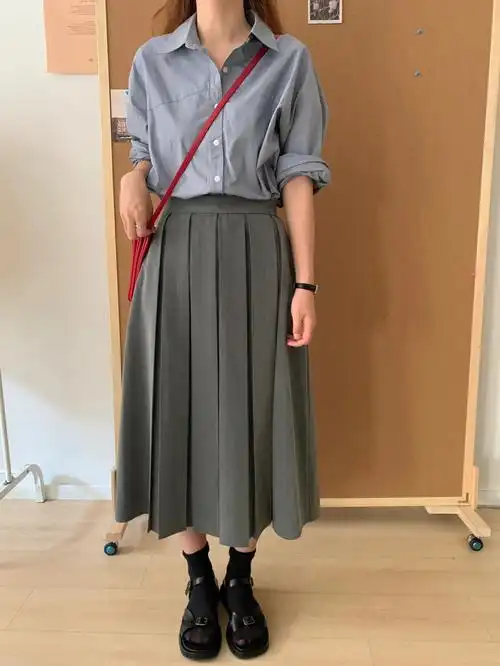 百褶裙盐系高级灰谁能不爱呢锋利的褶子和优秀的版型搭配度还这么高太