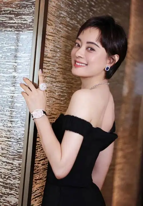 40岁孙俪穿抹胸深v黑裙秀美背 戴奢华珠宝尽显雍容