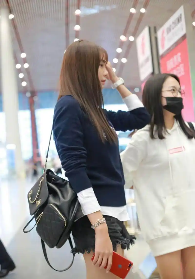 沈梦辰机场生图美出圈,上面包裹严实,下面倒是很"凉快"!