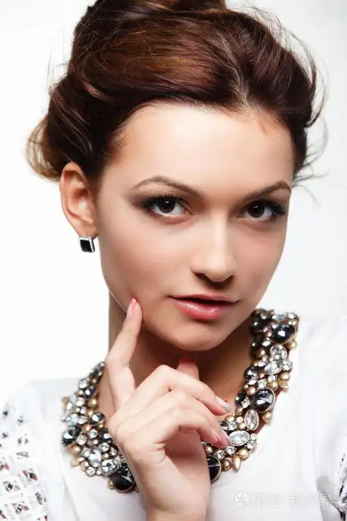 美丽的女孩.美丽的年轻女子,与新鲜皮肤干净又美丽的脸蛋.纯自然的美.