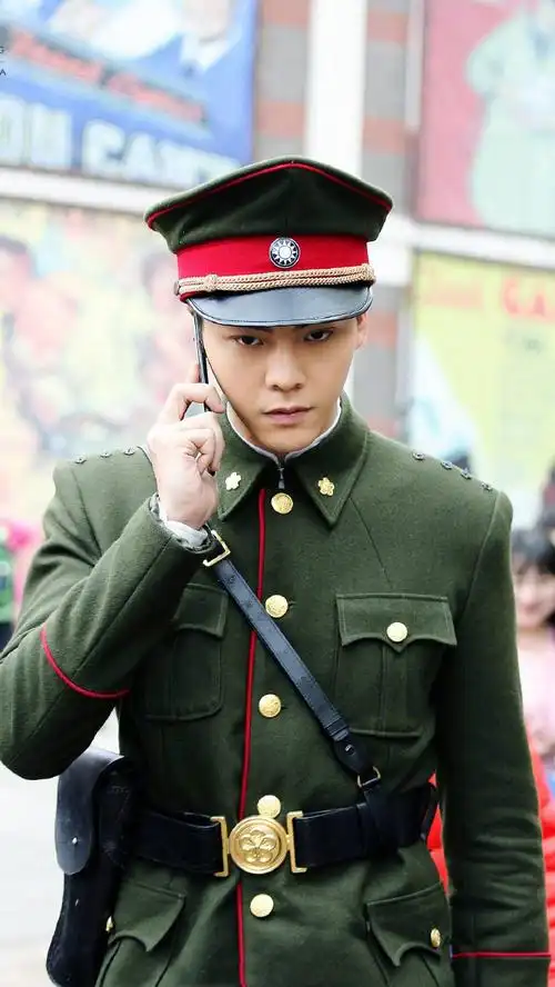 陈伟霆#军装秀帅炸天!变片场为秀场,自带气场走起路来都像是在走秀!