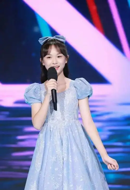 回顾刘楚恬2岁出道年入百万因长相甜美被禁止整容现长成啥样