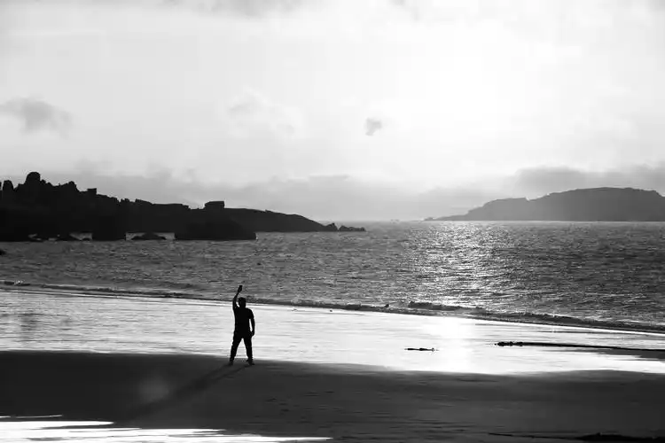 海边黑白背影