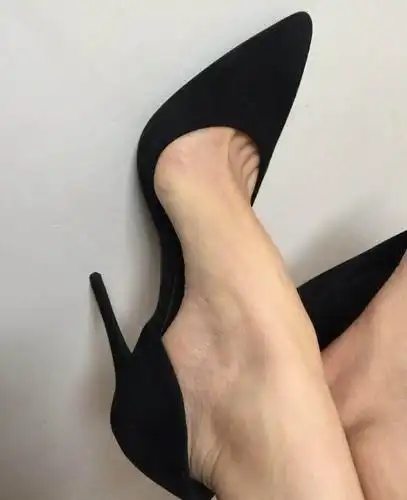 美脚丫穿上高跟鞋, 微微露出脚趾缝更迷人