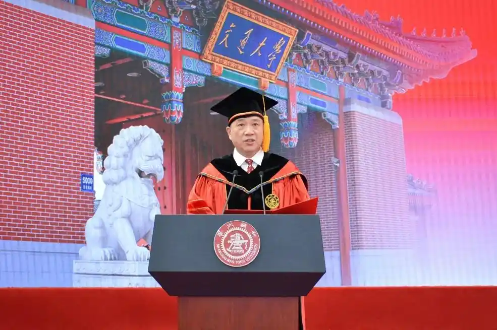 上海交大党委书记杨振斌宣读学士,硕士,博士学位授予决定.