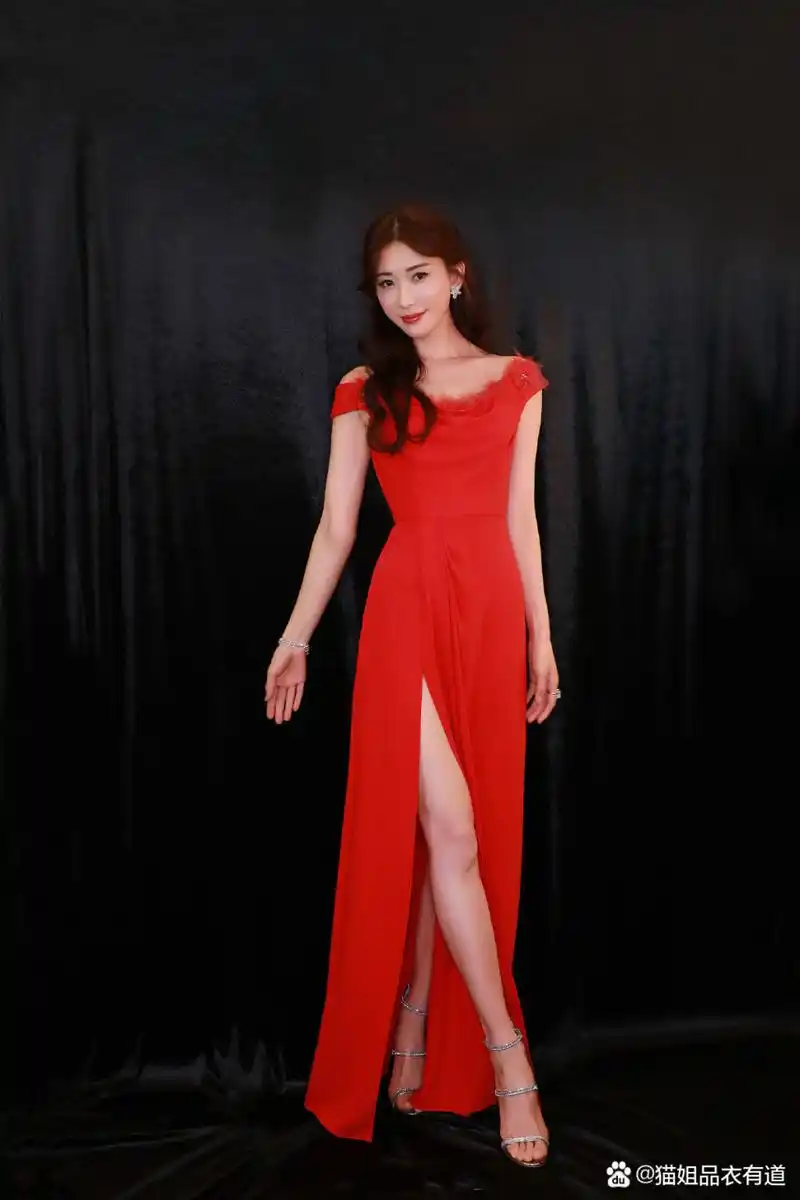 林志玲可以说是性感风的穿搭范本了,"可萌可御"美得不可方物,这些造型