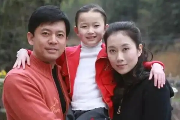 何政军和现任妻子范雨是在一次拍戏的过程中互相认识,何政军初识范雨