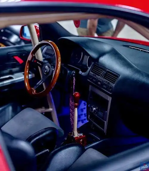 亮红色大众高尔夫r32玩转复古风改装,拥有"灵魂"的性能小钢炮