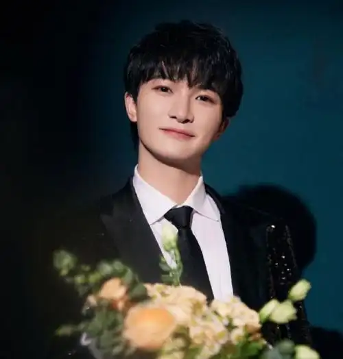 任敏造型清爽,王一博,周冬雨一起走红毯,周深黑色亮片西装帅气