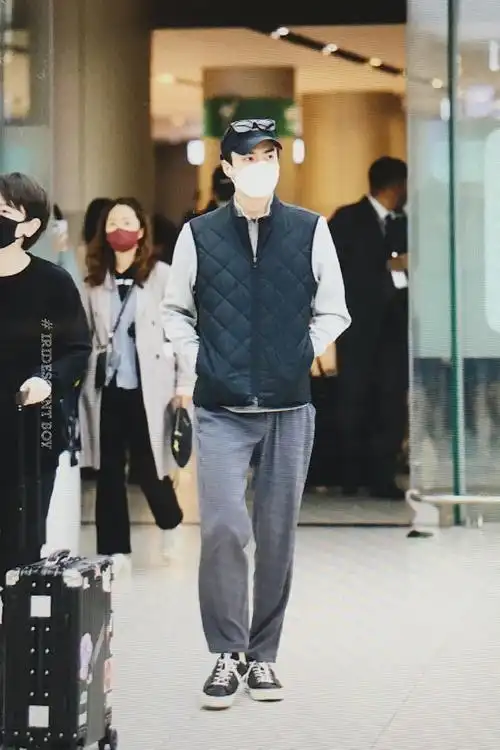 吴世勋机场饭拍图