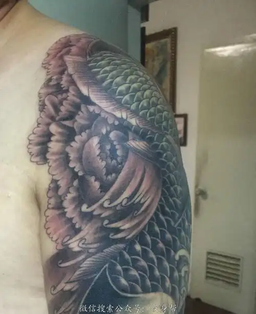 魅力十足的半甲大鲤鱼刺青 - 798纹身网