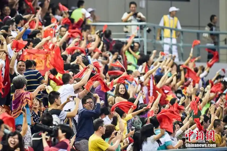 体操世锦赛中国男团夺冠观众振臂欢呼