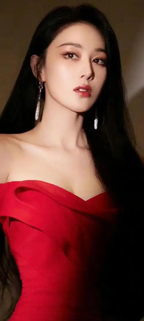 张馨予红裙美图