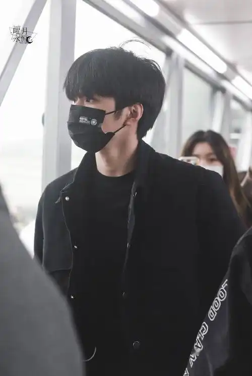 潮男刘耀文今日机场look all black造型在线狙击少女心!