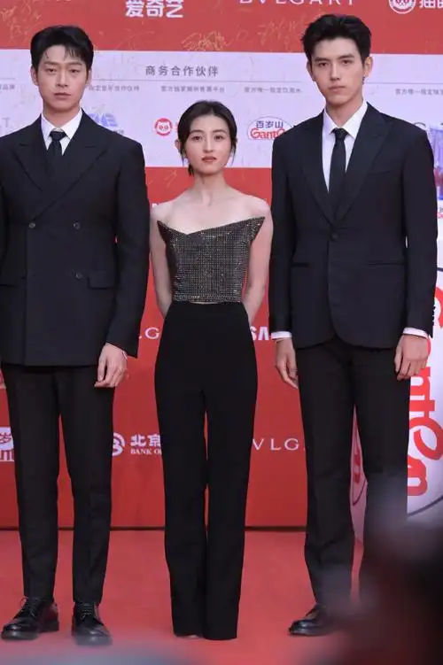 魏大勋陈飞宇中间的张子枫