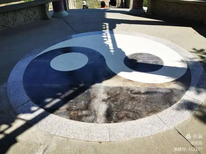 亭内有大理石铺成的阴阳太极图, 与山下的乾坤湾遥相呼应,寓意"镇定