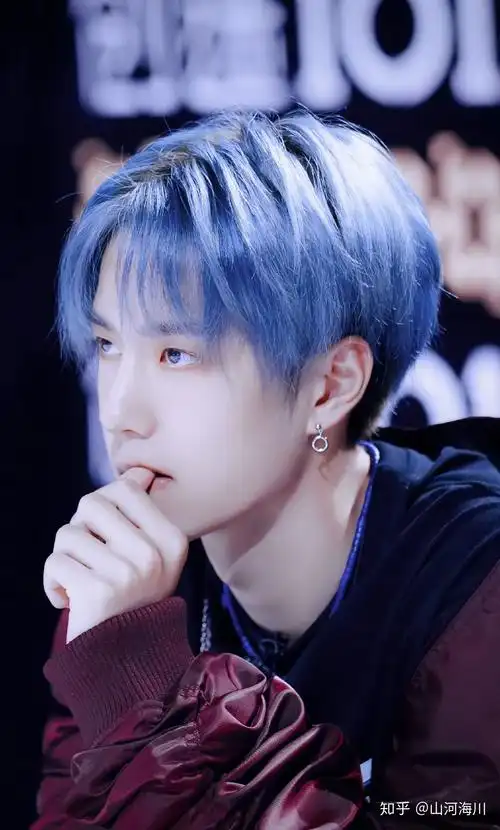 大家有没有王一博在创造101内个蓝紫色发型的照片