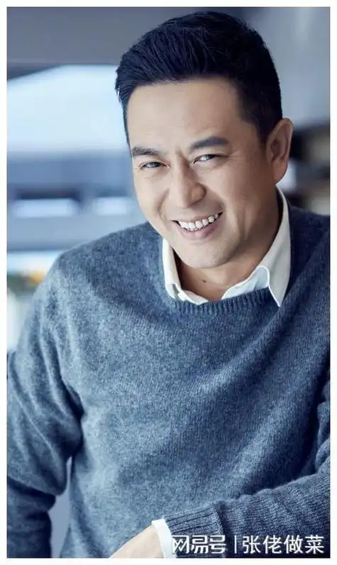 迷人得很,你说不清到底喜欢他哪里,但就是喜欢,中老年妇女"杀手"的