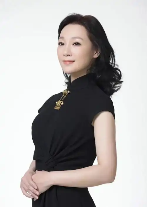 歌唱家吕薇:与男友分手后和妈妈抱头痛哭,51岁终获幸福