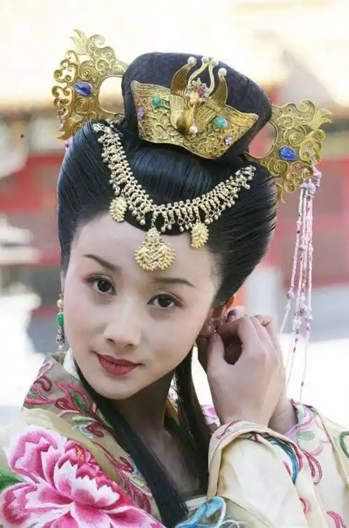 偶尔尝试的时尚古装造型,孙菲菲也能够完美驾驭起来,虽然没有了温婉的