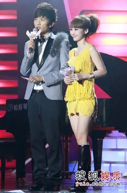 新人盛典柳岩谢楠大左结成娱乐主持新强势力