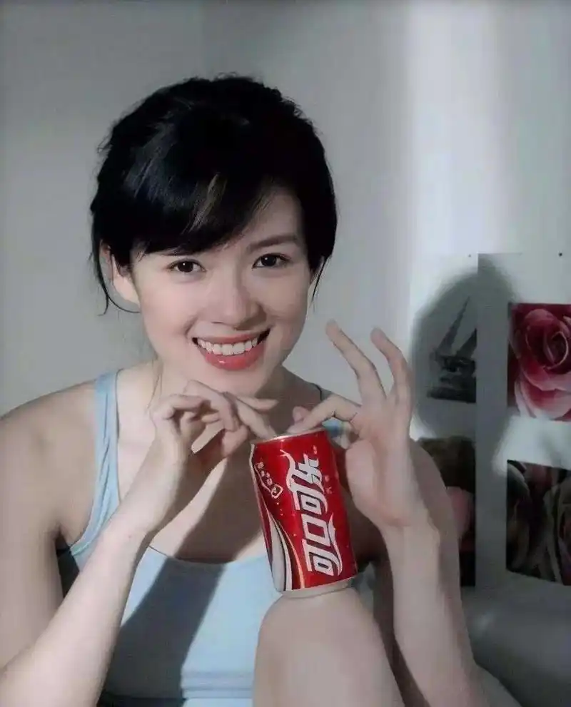 章子怡代言某品牌饮料的照片2005年左右