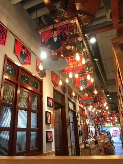 可是好景不长,虽然大家都非常喜欢他,但是他开的这家火锅店管理实在是