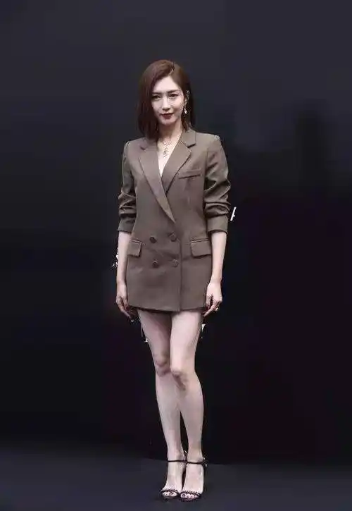 人人都有的一字带凉鞋像江疏影张天爱这样穿出独一无二时髦感