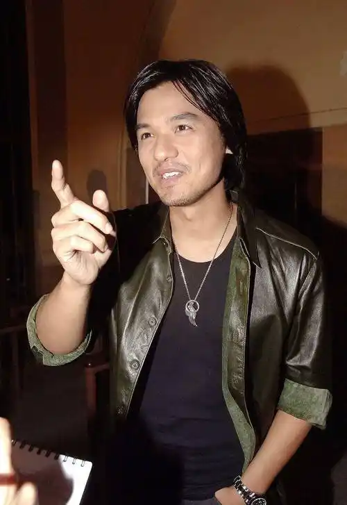 冯德伦不愧是舒淇老公,满脸胡茬反而更有魅力,男人味太让人心动_黑色