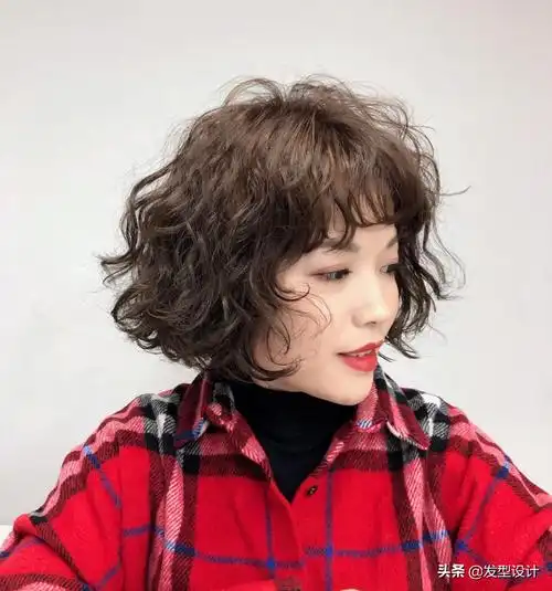 短卷发造型(今年流行减龄短发烫发型30款) - 百思特网