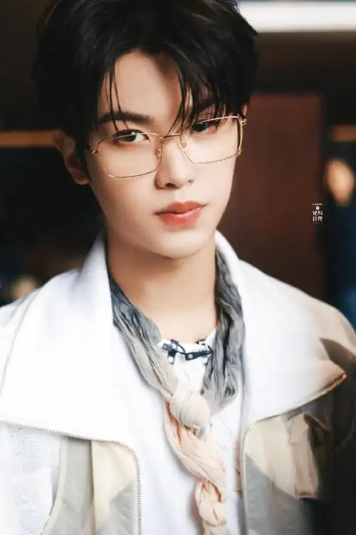 黄明昊密逃5金丝眼镜造型路透