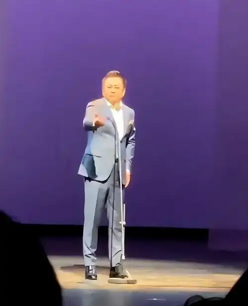 58岁朱军退休后近况曝光当场作画被众人围观脸部通红体格壮实