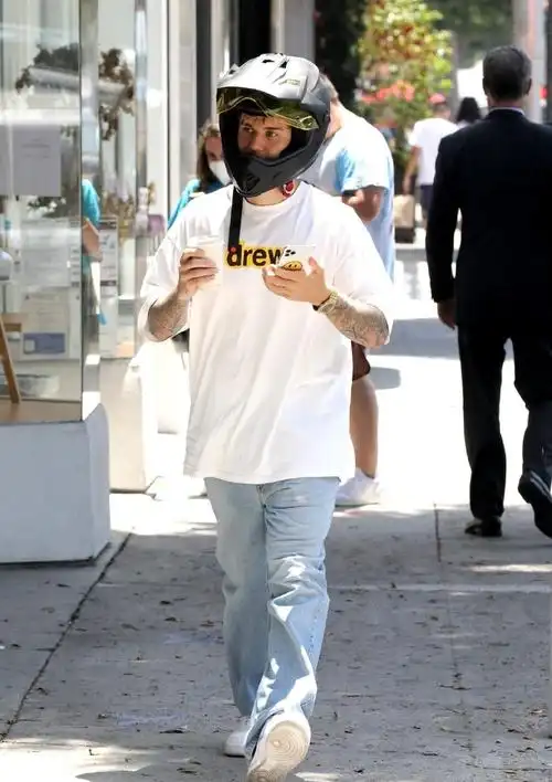 贾斯汀·比伯路遇狗仔队!身高175cm的帅哥,被拍成了150的小矮子