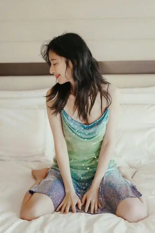 张俪,又白又肥的脚丫子