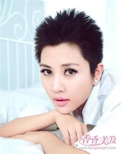 女生短发毛寸发型不做任何染烫设计的毛寸发型,照样可以很撩人呢,看这