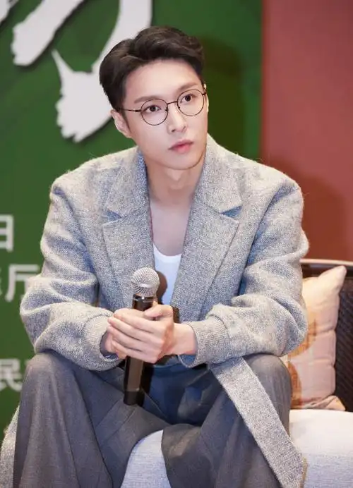 张艺兴孤注一掷##中国国家话剧院演员张艺兴