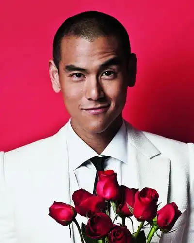 彭于晏清爽发型演绎30  成熟男人魅力