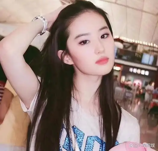 刘亦菲私生活被曝光,事实证明,她与"干爹"陈金飞的关系不简单