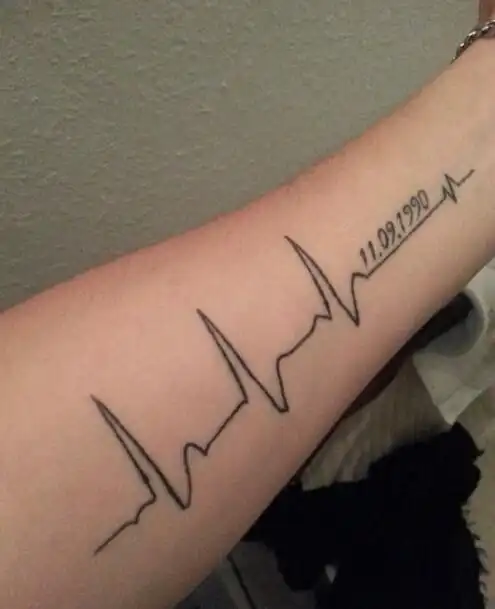 手臂上唯美的心电图纹身
