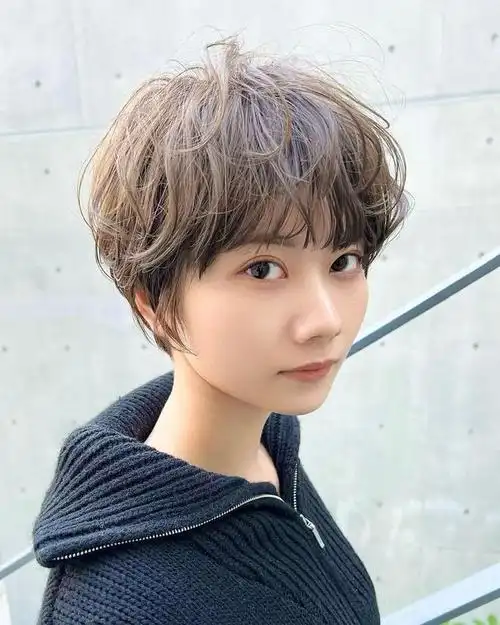 烫后整个发型呈现出蓬松的轮廓,卷卷的发丝时尚还有空气感,修饰的整个