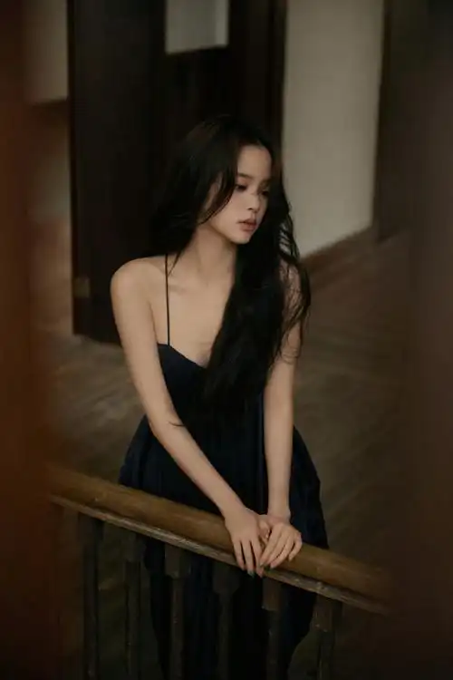 欧阳娜娜的黑色小吊带穿搭