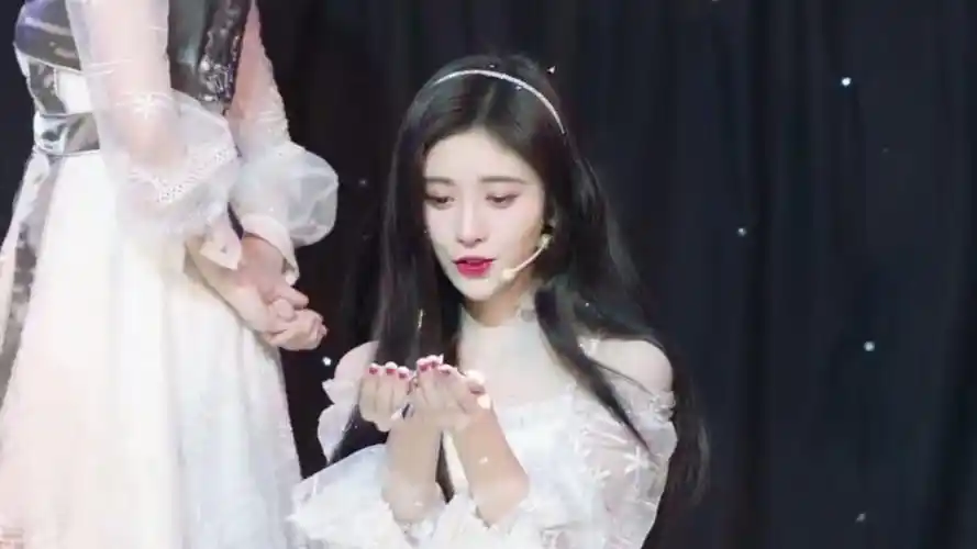 鞠婧祎可二改/许唯 - 堆糖,美图壁纸兴趣社区