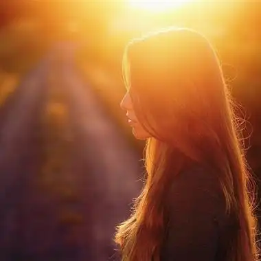 成熟女生的头像,光影下的迷人知性美女微信头像图片