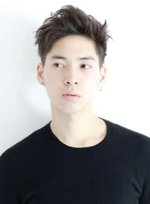 超帅气的男生露额头短发发型2