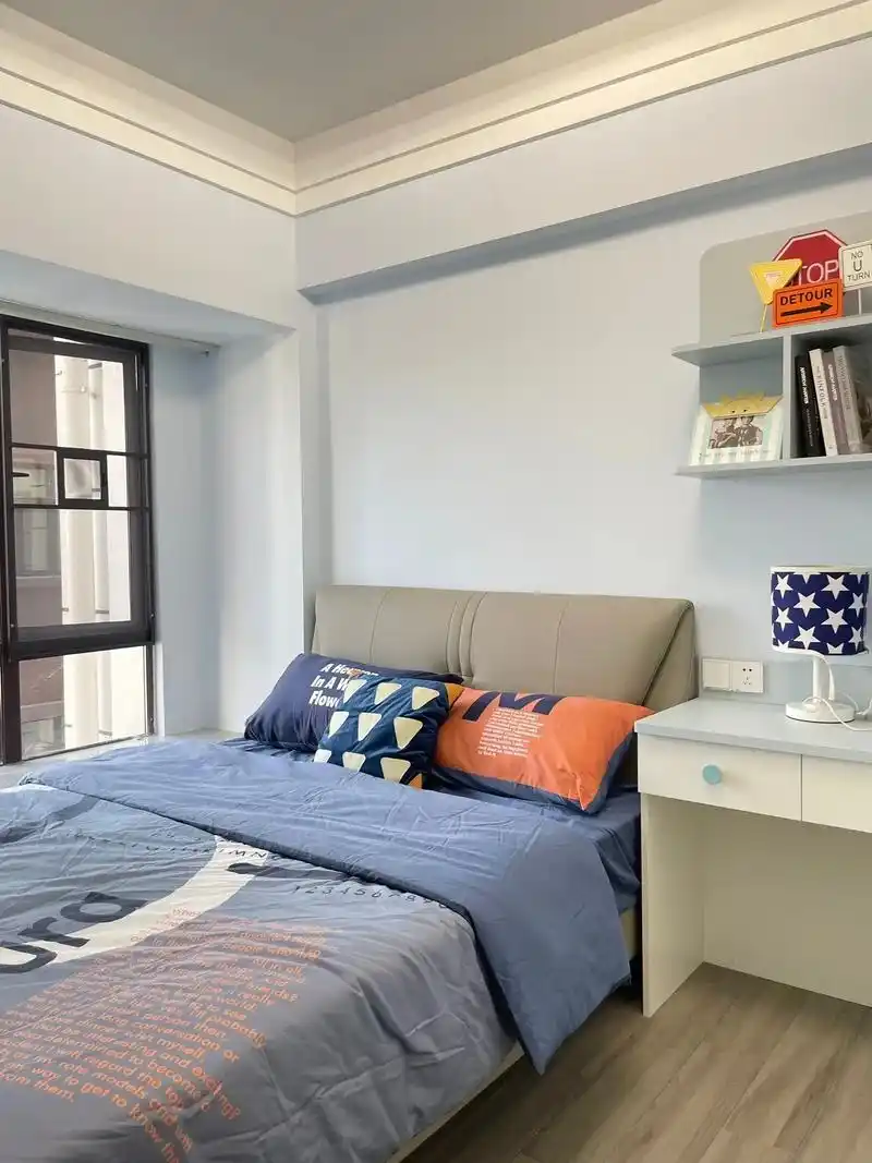 蓝色系儿童房设计.8平米的男孩房,书桌和衣柜一体设计,放1. - 抖音