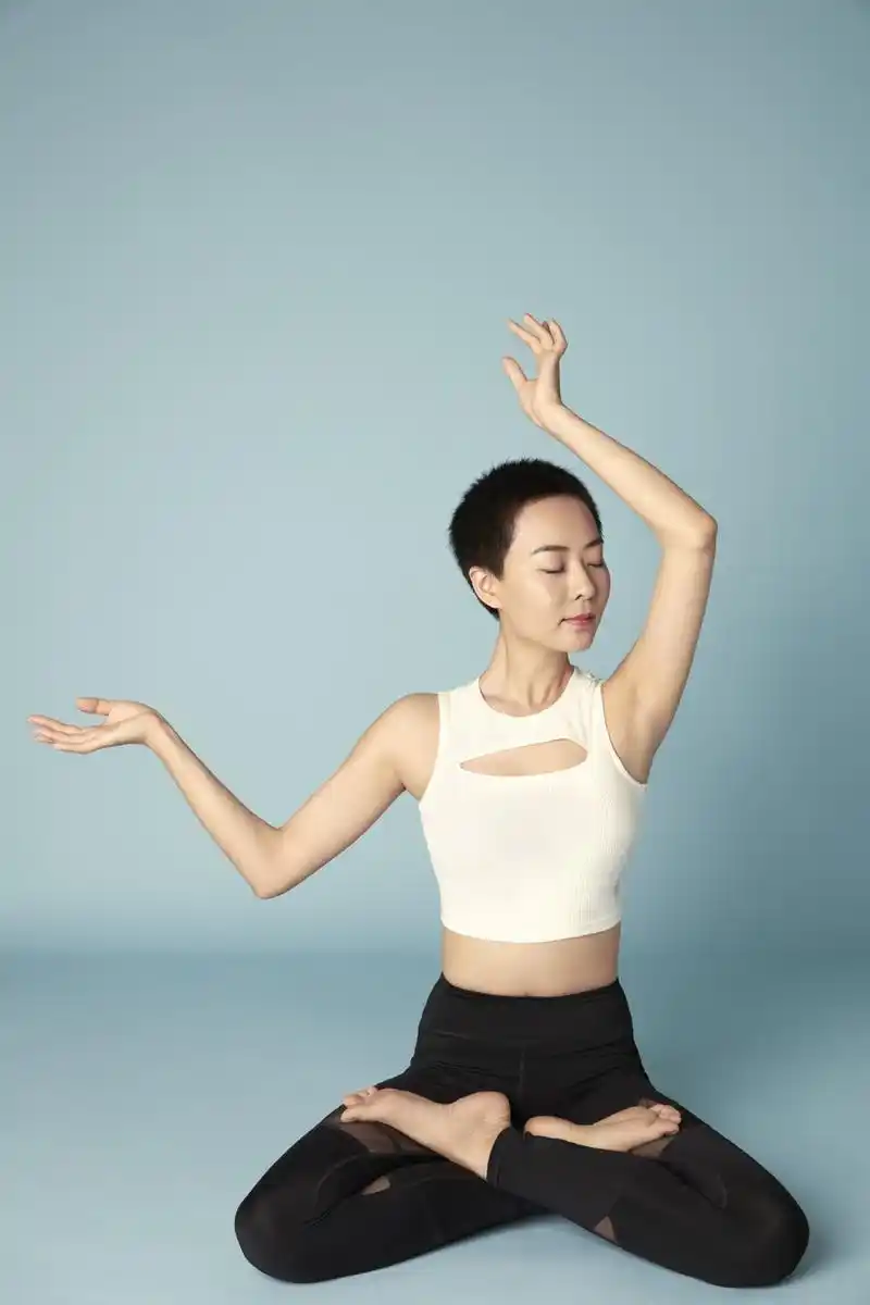 王珞丹与姐姐登封摆瑜伽pose 姐姐好身材吸睛