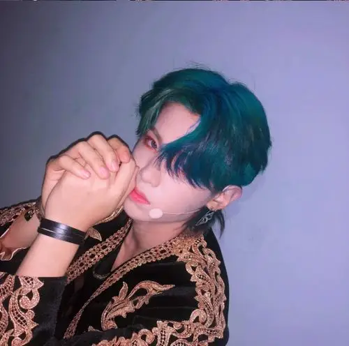 justin黄明昊绿发眼神深邃