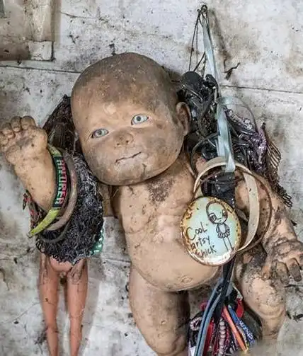 我们可能觉得,都是那些恐怖片把这些娃娃塑造出一些恐怖的形象,但事实